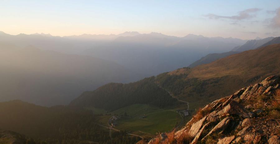 Attraverso il sentiero delle malghe verso la malga  Mahd